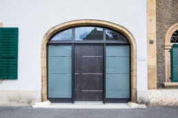 Entrée de l'Etude Aubert-Hug, avocats au barreau. Le Landeron (Canton de Neuchâtel). Conseil et représentation en justice dans tous les domaines du droit. Traduction juridique.